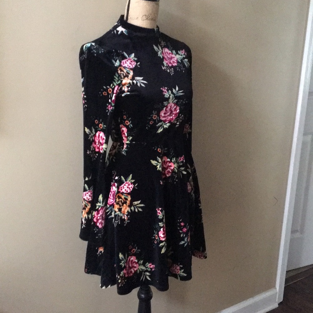 Floral velvet dress with flare sleeve